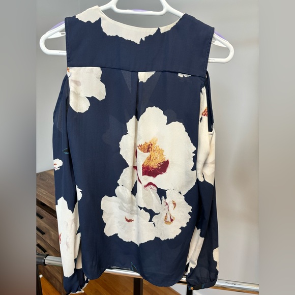 Beautiful Dynamite Blouse with Open Shoulder Sleeves - Picture 4 of 5